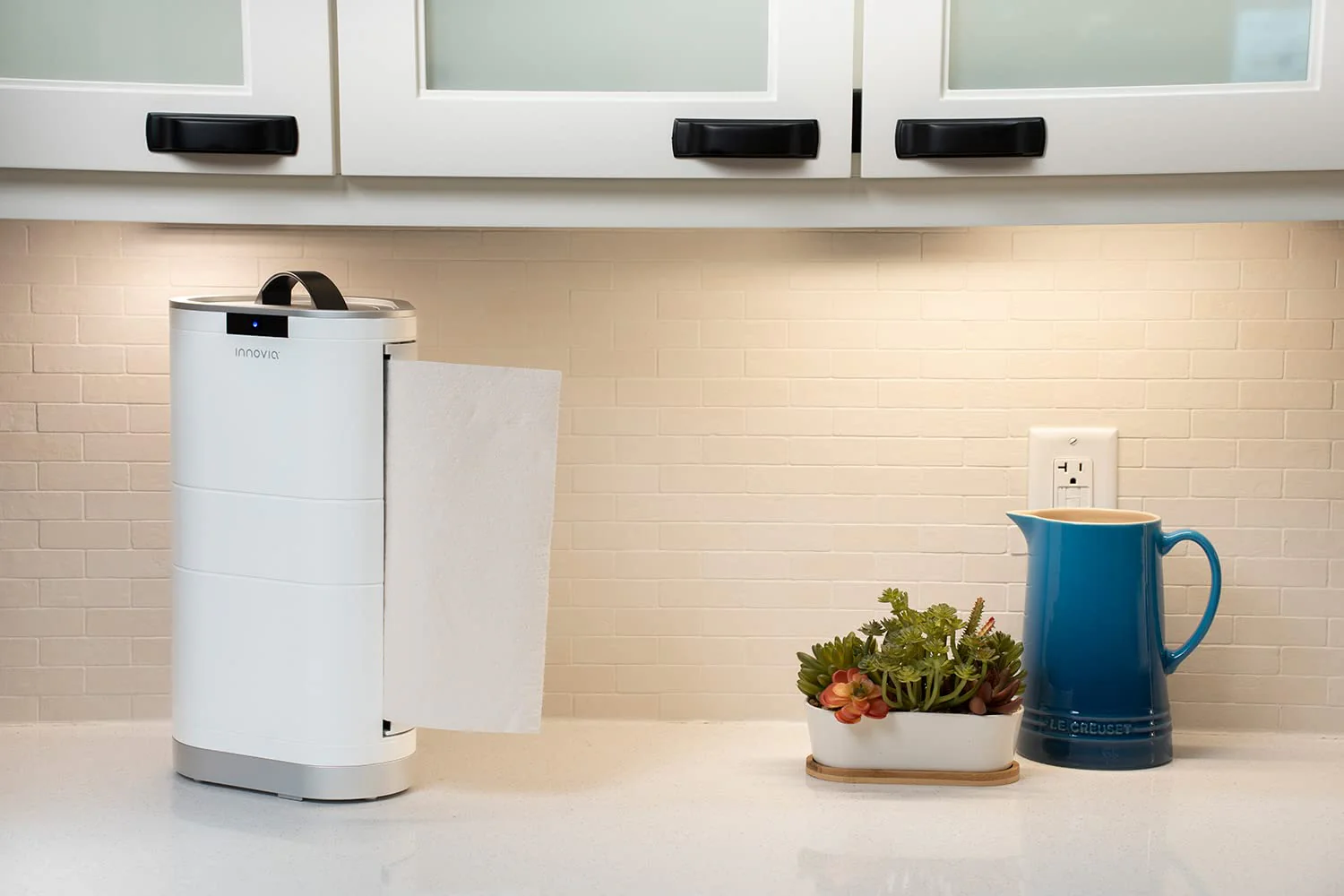 Innovia Countertop Touchless Paper Towel Dispenser in White - Levo Sportswear